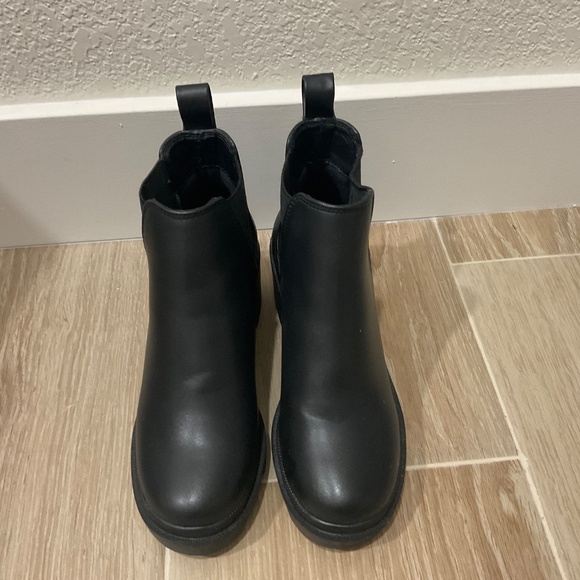 Steve Madden Chelsea Boot size 5 - Picture 3 of 6